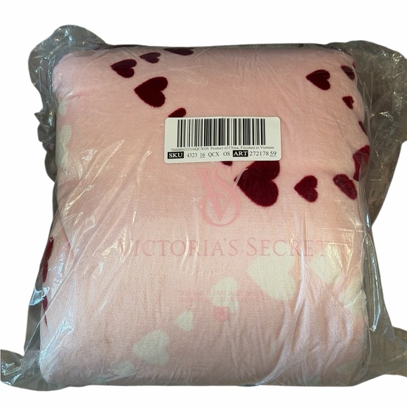 Victoria Secret Heart Cozy Fleece Throw Blanket - Picture 4 of 4